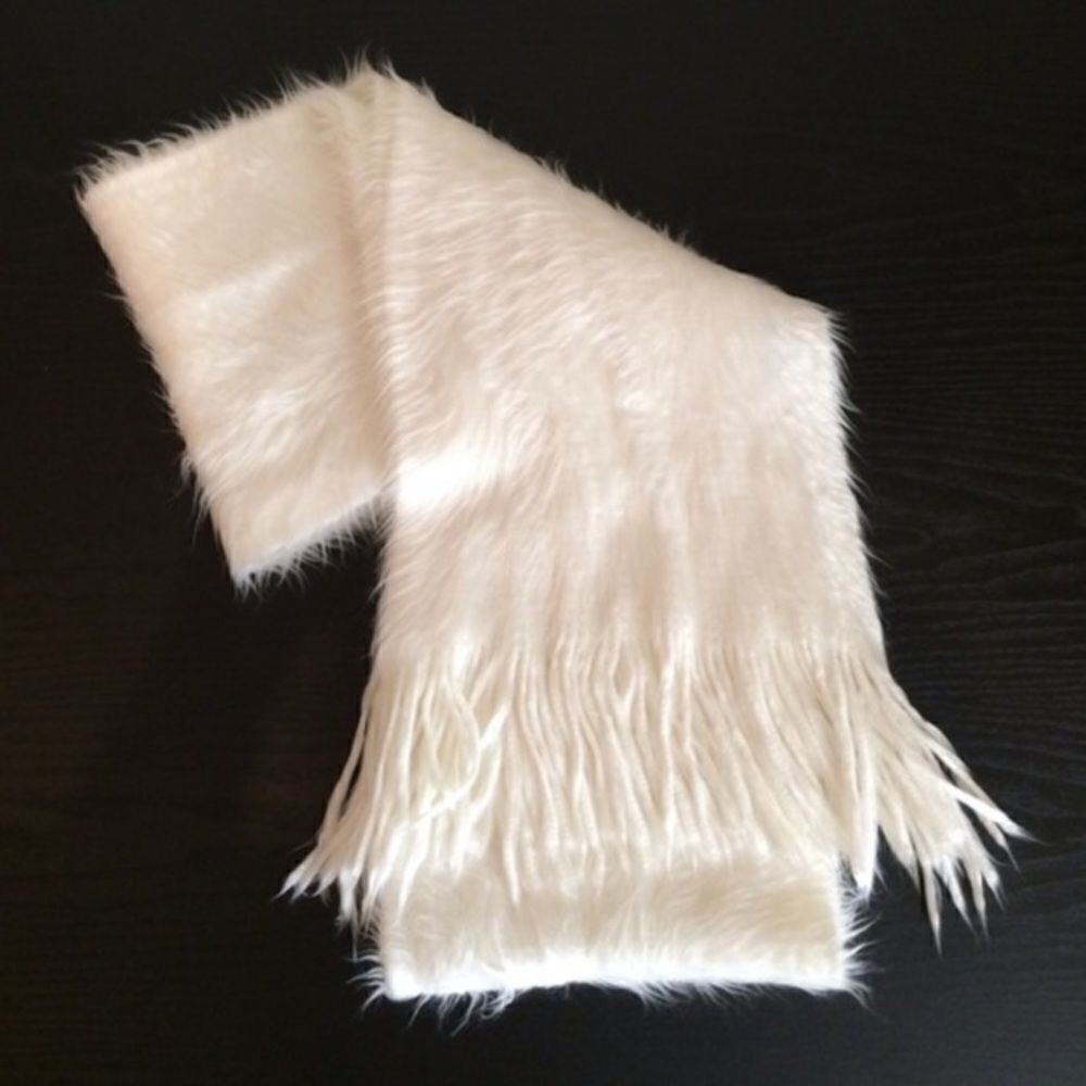 White scarf 